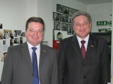 Про законодавчі пропозиції від опозиції можна подебатувати хіба що на.. радіо. Ігор Єресько разом з Олексієм Плотніковим (Партія регіонів) - часто виступають в ефірі радіо "Свобода" Про законодавчі пропозиції від опозиції можна подебатувати хіба що на.. радіо. Ігор Єресько разом з Олексієм Плотніковим (Партія регіонів) - часто виступають в ефірі радіо "Свобода"