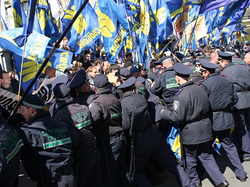 На фото - "Свобода" пікетує Верховну Раду у квітні 2010 року На фото - "Свобода" пікетує Верховну Раду у квітні 2010 року