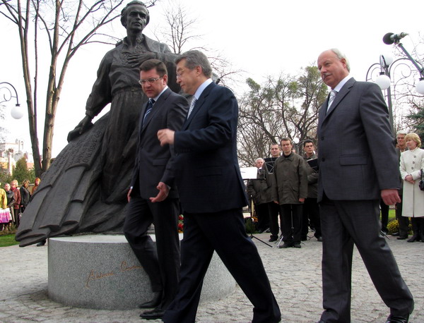 Перша публічна поява після виборчого "примирення" губернатора і мера - на відкритті пам'ятника Симоненку Перша публічна поява після виборчого "примирення" губернатора і мера - на відкритті пам'ятника Симоненку