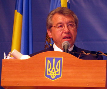 Сергій Тулуб міг взагалі не говорити про умови свого проживання у Черкасах, але він сам наголосив - "орендую за дві з половиною тисячі гривень" Сергій Тулуб міг взагалі не говорити про умови свого проживання у Черкасах, але він сам наголосив - "орендую за дві з половиною тисячі гривень"