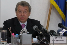 Сергій Тулуб наполегливо хоче залучити священників до політики Сергій Тулуб наполегливо хоче залучити священників до політики