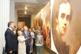 Віктор Янукович оглядає «оновлений» будинок-музей Тараса Шевченка в Шевченківському національному заповіднику у Каневі Віктор Янукович оглядає «оновлений» будинок-музей Тараса Шевченка в Шевченківському національному заповіднику у Каневі